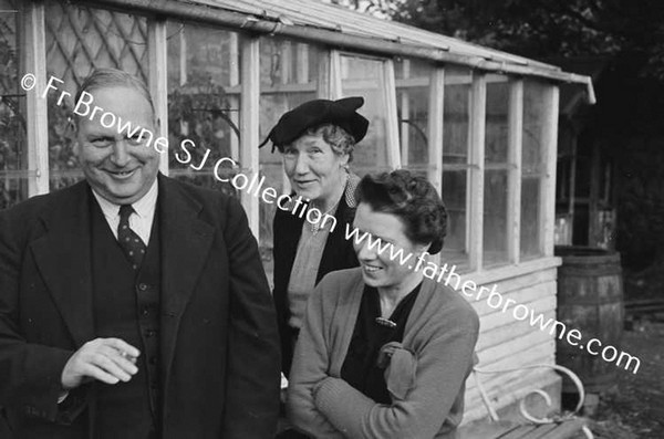 DR.ROBERT(ROBBIE) O'MEARA & FAMILY AT 81 PEMBROKE ROAD INCL MRS MCDONNELL (MARY O'M)